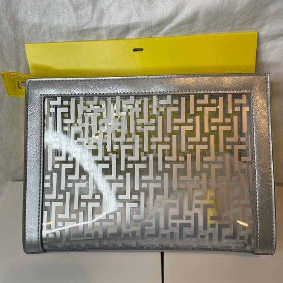 Trinny London brush, bag, towel gift set - Picture 12 of 12